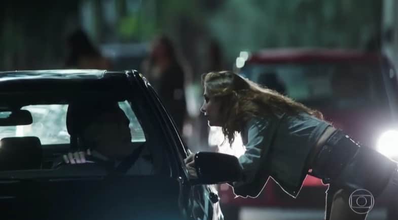 Otávio (José de Abreu) dá em cima de Sabrina (Carol Garcia) em A Dona do Pedaço da Globo Otávio (José de Abreu) dá em cima de Sabrina (Carol Garcia) em A Dona do Pedaço da Globo