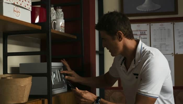 Régis (Reynaldo Gianecchini) rouba cofre de Maria da Paz (Juliana Paes) em A Dona do Pedaço (Foto: Reprodução/Globo) Régis (Reynaldo Gianecchini) rouba cofre de Maria da Paz (Juliana Paes) em A Dona do Pedaço (Foto: Reprodução/Globo)