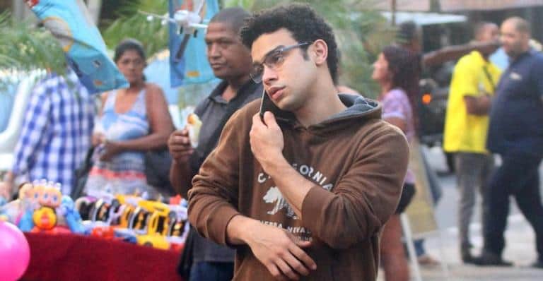 Sérgio Malheiros fala ao celular durante passeio pelas ruas de Ipanema no Rio de Janeiro Sérgio Malheiros fala ao celular durante passeio pelas ruas de Ipanema no Rio de Janeiro