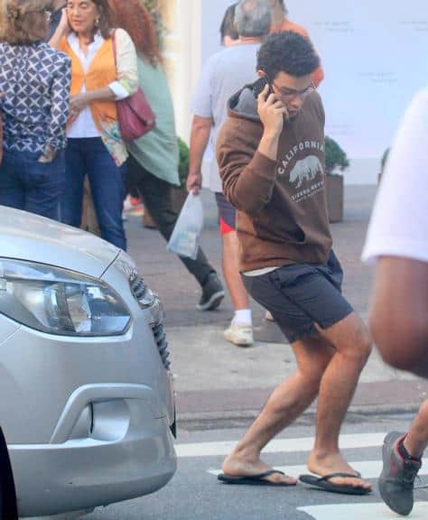 Sérgio Malheiros fala ao celular durante passeio pelas ruas de Ipanema no Rio de Janeiro Sérgio Malheiros fala ao celular durante passeio pelas ruas de Ipanema no Rio de Janeiro