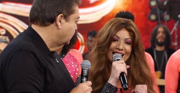 Ao vivo na Globo, Solange Almeida falou do processo que está movendo contra o Aviões do Forró no Domingão do Faustão (Foto: Reprodução/ Globo) Ao vivo na Globo, Solange Almeida falou do processo que está movendo contra o Aviões do Forró no Domingão do Faustão (Foto: Reprodução/ Globo)