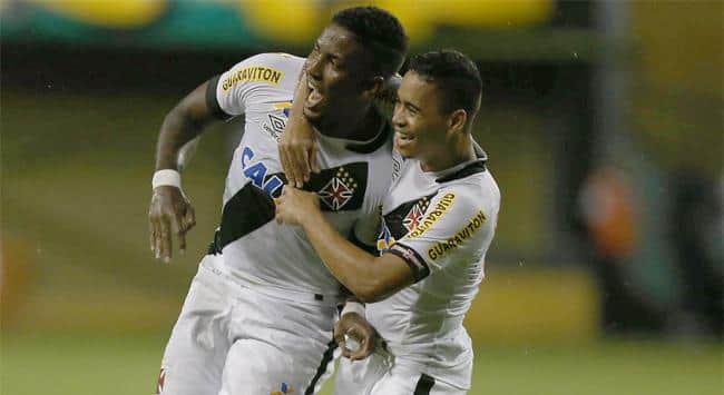 O jogador do Vasco, Thalles, com um ex-companheiro no time carioca (Foto: Reprodução) O jogador do Vasco, Thalles, com um ex-companheiro no time carioca (Foto: Reprodução)