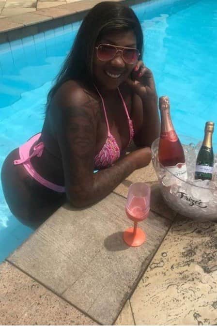 Mãe de Ludmilla tira onde de biquíni na piscina após perder 16 kg Foto: Reprodução Mãe de Ludmilla tira onde de biquíni na piscina após perder 16 kg Foto: Reprodução