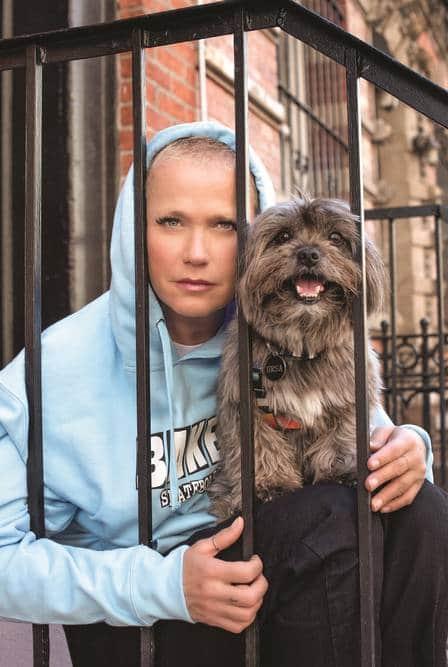 Xuxa posa com sua cadela em Nova York (Foto Caras) Xuxa posa com sua cadela em Nova York (Foto Caras)