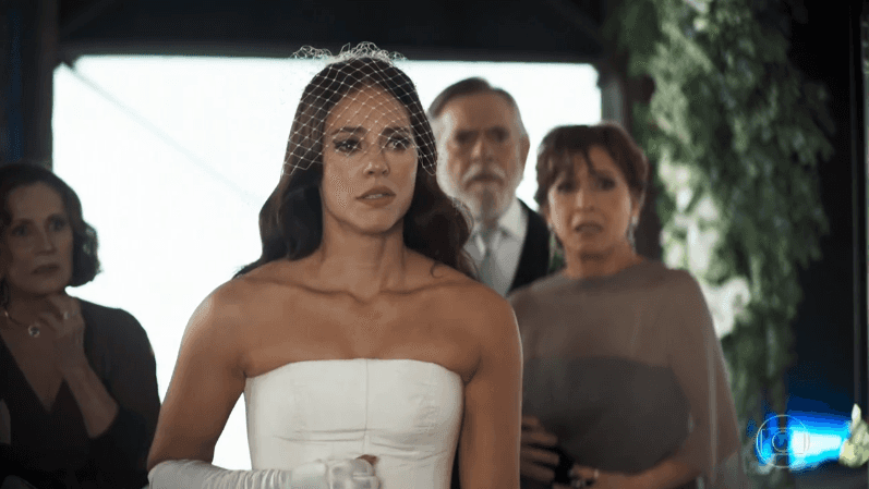 Vivi (Paolla Oliveira) vai surpreender Camilo (Lee Taylor) no segundo casamento em A Dona do Pedaço (Foto: Reprodução/Globo) Vivi (Paolla Oliveira) vai surpreender Camilo (Lee Taylor) no segundo casamento em A Dona do Pedaço (Foto: Reprodução/Globo)