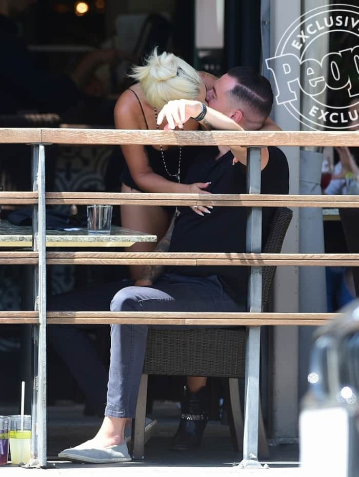 Foto da cantora Lady Gaga beijando Dan Horton (Foto: Reprodução) Foto da cantora Lady Gaga beijando Dan Horton (Foto: Reprodução)