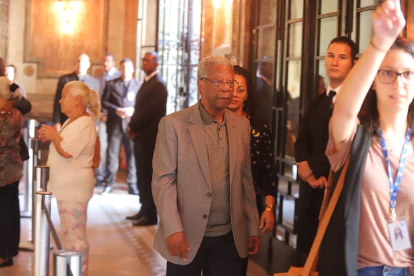 Milton Gonçalves compareceu ao velório da atriz Ruth de Souza (Reprodução: AgNews) Milton Gonçalves compareceu ao velório da atriz Ruth de Souza (Reprodução: AgNews)