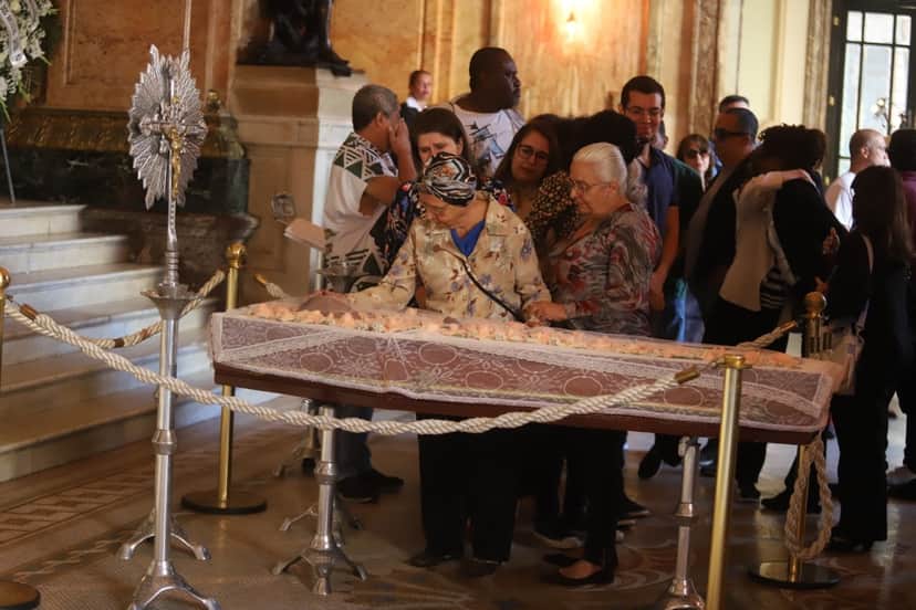 Familiares e amigos se despedem da atriz Ruth de Souza, que faleceu aos 98 anos (Reprodução: AgNews) Familiares e amigos se despedem da atriz Ruth de Souza, que faleceu aos 98 anos (Reprodução: AgNews)