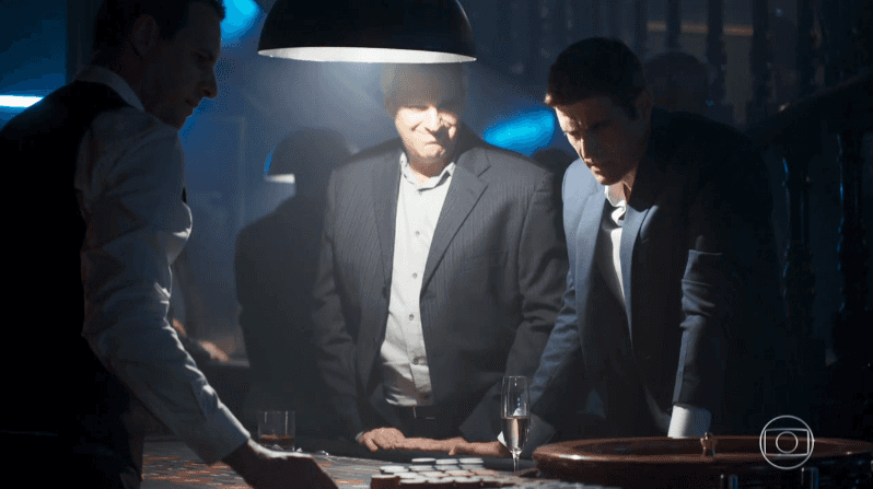 Régis (Reynaldo Gianecchini) perderá todo seu dinheiro no jogo em A Dona do Pedaço (Foto: Reprodução/Globo) Régis (Reynaldo Gianecchini) perderá todo seu dinheiro no jogo em A Dona do Pedaço (Foto: Reprodução/Globo)