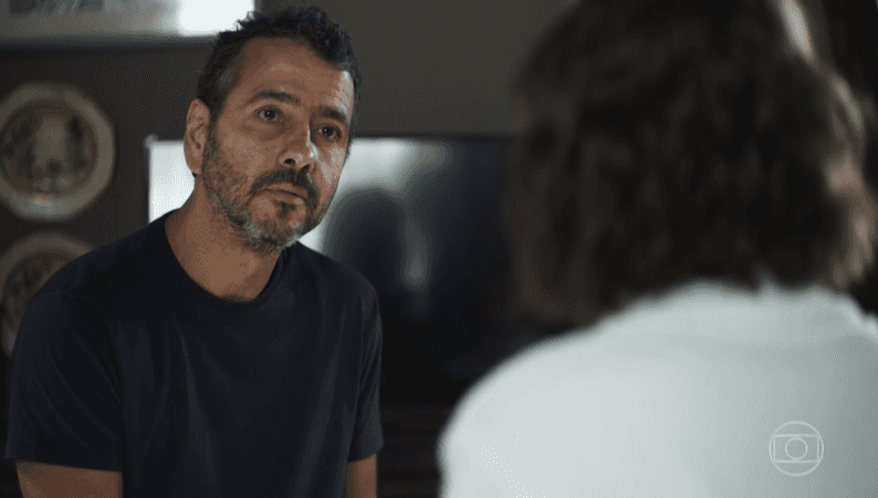 Amadeu (Marcos Palmeira) vai ameaçar dar surra na filha após descobrir que ela traiu Maria da Paz em A Dona do Pedaço (Foto: Reprodução/Globo) Amadeu (Marcos Palmeira) vai ameaçar dar surra na filha após descobrir que ela traiu Maria da Paz em A Dona do Pedaço (Foto: Reprodução/Globo)
