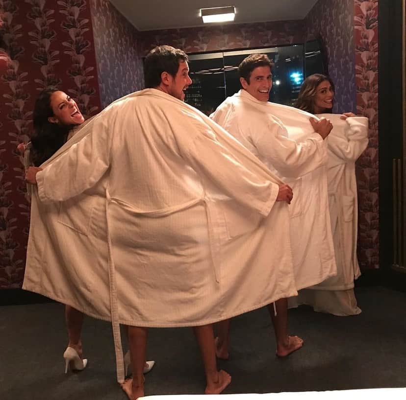 Ju Paes e Paolla Oliveira posam descontraídas com Reynaldo Gianecchini e Sérgio Guizé, seus pares em A Dona do Pedaço — (Foto: Reprodução/Instagram) Ju Paes e Paolla Oliveira posam descontraídas com Reynaldo Gianecchini e Sérgio Guizé, seus pares em A Dona do Pedaço — (Foto: Reprodução/Instagram)