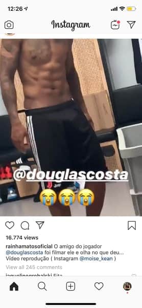 O jogador Douglas Costa da seleção foi flagrado excitado (Reprodução: Instagram) O jogador Douglas Costa da seleção foi flagrado excitado (Reprodução: Instagram)