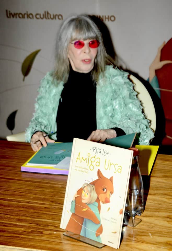 Rita Lee durante lançamento de seu novo livro "Amiga Ursa", em São Paulo (Reprodução: AgNews) Rita Lee durante lançamento de seu novo livro "Amiga Ursa", em São Paulo (Reprodução: AgNews)