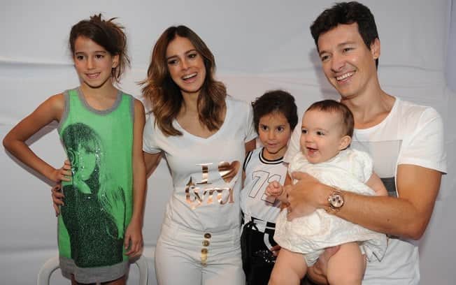 O apresentador Rodrigo Faro, suas filhas e a esposa Ver Viel (Foto: Divulgação) O apresentador Rodrigo Faro, suas filhas e a esposa Ver Viel (Foto: Divulgação)
