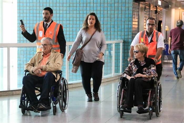 Tarcísio Meira e Gloria Menezes embarcam de cadeira de rodas no aeroporto Santos Dumont no Rio (Foto: Audrey Assed/AgNews) Tarcísio Meira e Gloria Menezes embarcam de cadeira de rodas no aeroporto Santos Dumont no Rio (Foto: Audrey Assed/AgNews)