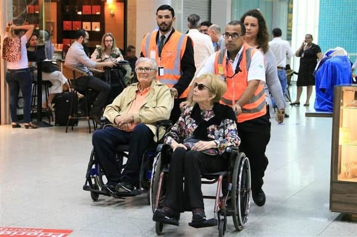 Tarcísio Meira e Gloria Menezes embarcam de cadeira de rodas no aeroporto Santos Dumont no Rio (Foto: Audrey Assed/AgNews) Tarcísio Meira e Gloria Menezes embarcam de cadeira de rodas no aeroporto Santos Dumont no Rio (Foto: Audrey Assed/AgNews)
