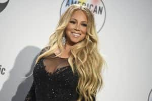 A cantora Mariah Carey brincou do jogo da garrafa e destampou apenas com sua voz (Foto: Reprodução) A cantora Mariah Carey brincou do jogo da garrafa e destampou apenas com sua voz (Foto: Reprodução)