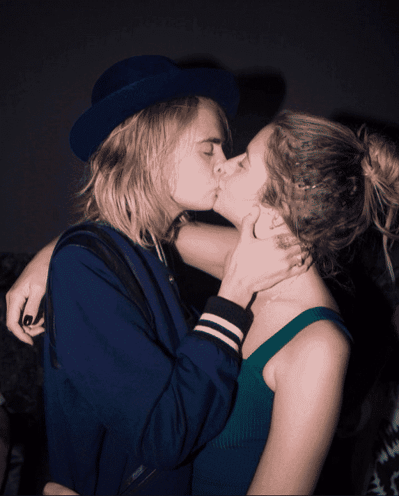 Cara Delenvingne e Ashley Benson noivaram (Foto: Reprodução) Cara Delenvingne e Ashley Benson noivaram (Foto: Reprodução)