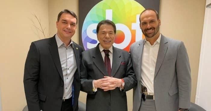 Eduardo Bolsonaro e seu irmão Flávio Bolsonaro ao lado de Silvio Santos Imagem;Internet) Eduardo Bolsonaro e seu irmão Flávio Bolsonaro ao lado de Silvio Santos Imagem;Internet)