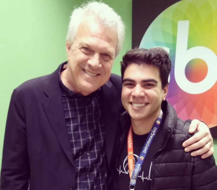 Pedro Bial chegou a posar nos bastidores do SBT com alguns funcionários do canal de Silvio Santos Pedro Bial chegou a posar nos bastidores do SBT com alguns funcionários do canal de Silvio Santos