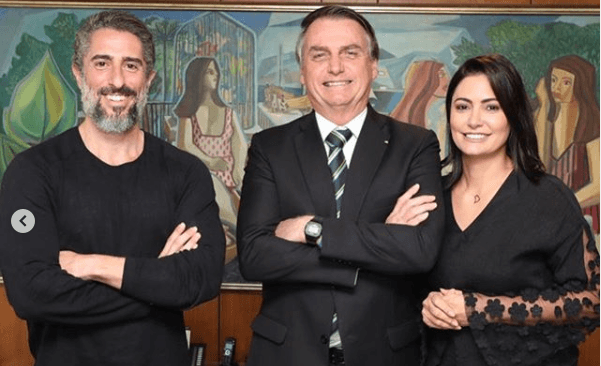 O apresentador do programa A Fazendo da Record, Marcos Mion e o presidente Jair Bolsonaro e sua mulher (Foto: Reprodução) O apresentador do programa A Fazendo da Record, Marcos Mion e o presidente Jair Bolsonaro e sua mulher (Foto: Reprodução)