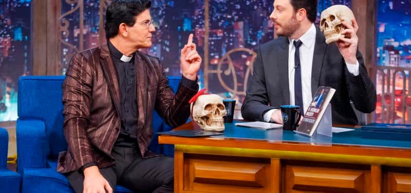  Padre Reginaldo Manzotti vai parar no SBT no programa de Danilo Gentili, é colocado contra a parede e faz revelação bombástica: "Tenho viajado e levado a caveira" Foto: Reprodução