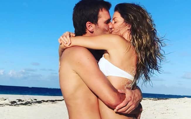 Tom Brady e Gisele Bündchen na praia (Foto: Reprodução) Tom Brady e Gisele Bündchen na praia (Foto: Reprodução)