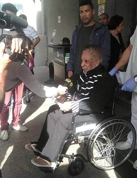 Agnaldo se emociona ao deixar hospital Foto: Divulgação Agnaldo se emociona ao deixar hospital Foto: Divulgação