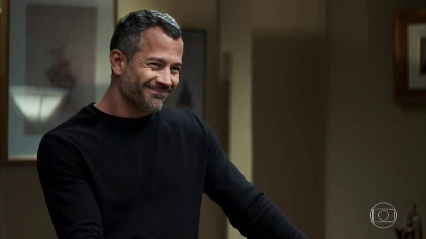 Agno vai dar morango na boca de Leandro e o clima entre os dois vai esquentar em A Dona do Pedaço após o empresário ficar encantado pelo rapaz Agno vai dar morango na boca de Leandro e o clima entre os dois vai esquentar em A Dona do Pedaço após o empresário ficar encantado pelo rapaz