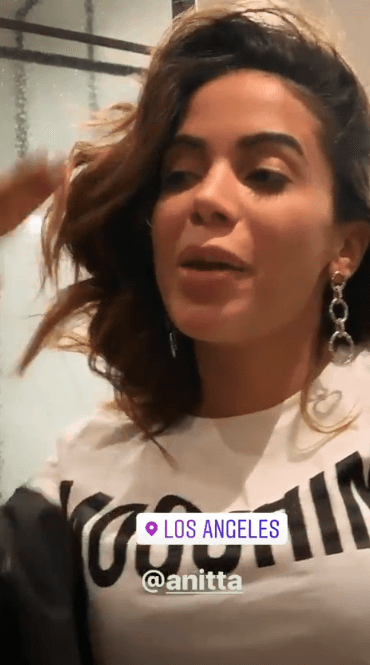 Anitta foi flagrada descabelada pelo promoter (Foto: Reprodução/ Instagram) Anitta foi flagrada descabelada pelo promoter (Foto: Reprodução/ Instagram)