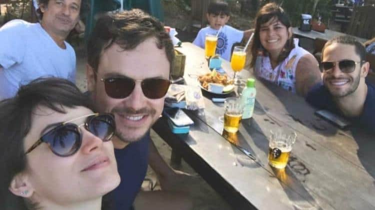 Bianca Bin e Sergio Guizé com Rainer Cadete e amigos (Foto: Reprodução/Instagram) Bianca Bin e Sergio Guizé com Rainer Cadete e amigos (Foto: Reprodução/Instagram)