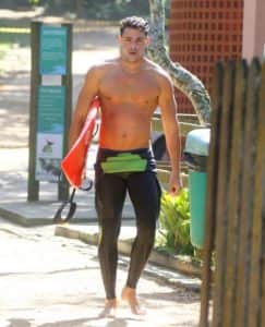 Na praia, Cauã Reymond exibe corpão em dia de surfe / Agnews Na praia, Cauã Reymond exibe corpão em dia de surfe / Agnews