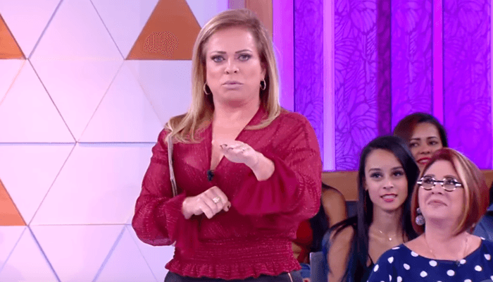 Christina Rocha sbt no comando do Casos de Família (Foto: Reprodução/SBT) Christina Rocha sbt no comando do Casos de Família (Foto: Reprodução/SBT)