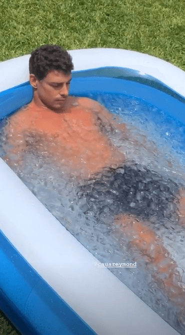 Cauã Reymond em piscina cheia de gelo (Foto: Reprodução/ Instagram) Cauã Reymond em piscina cheia de gelo (Foto: Reprodução/ Instagram)