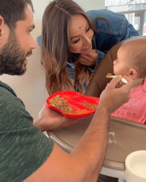 Duda Nagle deu a comida de Zoe na boquinha e a menina com um babador rosa escrito "beautiful" se divertiu e até deu risada; Sabrina Sato também apareceu (Foto: Reprodução/ Instagram) Duda Nagle deu a comida de Zoe na boquinha e a menina com um babador rosa escrito "beautiful" se divertiu e até deu risada; Sabrina Sato também apareceu (Foto: Reprodução/ Instagram)