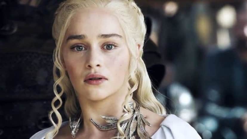 A atriz Emilia Clarke de peruca para a série Game Of Thrones (Foto: Divulgação) A atriz Emilia Clarke de peruca para a série Game Of Thrones (Foto: Divulgação)