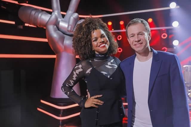 Tiago Leifert e Jennifer Nascimento, a nova repórter do The Voice Brasil (Foto: Globo/ Victor Pollak) Tiago Leifert e Jennifer Nascimento, a nova repórter do The Voice Brasil (Foto: Globo/ Victor Pollak)