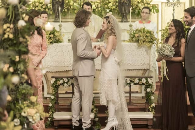 João (Rafael Vitti) e Manu (Isabelle Drummond) se casam no último capítulo de Verão 90 (Foto: Globo/João Miguel Júnior) João (Rafael Vitti) e Manu (Isabelle Drummond) se casam no último capítulo de Verão 90 (Foto: Globo/João Miguel Júnior)