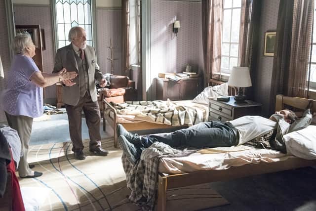 Chiclete (Sergio Guizé) é amarrado na cama e trancafiado no quarto em A Dona do Pedaço (Foto: Globo/Cesar Alves) Chiclete (Sergio Guizé) é amarrado na cama e trancafiado no quarto em A Dona do Pedaço (Foto: Globo/Cesar Alves)