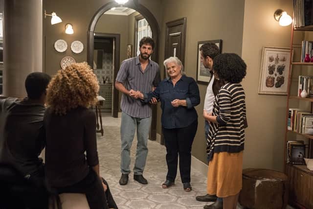 Nilda (Jussara Freire) aparece na casa de Amadeu (Marcos Palmeira) em A Dona do Pedaço (Foto: Globo/Victor Pollak)