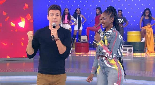 Iza esteve no ar no programa Hora do Faro, e a emissora surpreendeu com uma atitude a respeito da música da cantora (Foto: Reprodução) Iza esteve no ar no programa Hora do Faro, e a emissora surpreendeu com uma atitude a respeito da música da cantora (Foto: Reprodução)