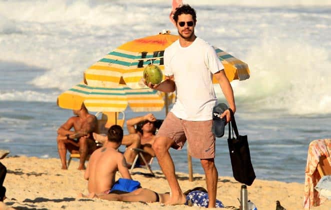 José Loreto, ex de Débora Nascimento foi tietado por fã em passeio na praia José Loreto, ex de Débora Nascimento foi tietado por fã em passeio na praia