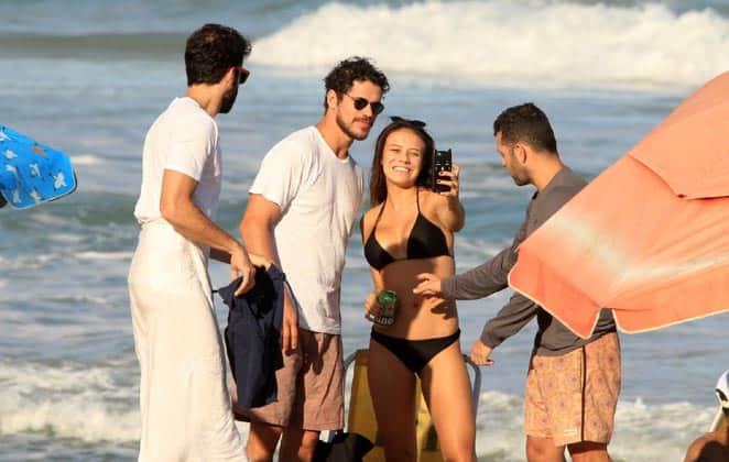 José Loreto foi tietado por fã em passeio na praia José Loreto foi tietado por fã em passeio na praia