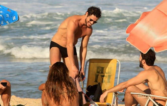 José Loreto foi tietado por fã em passeio na praia José Loreto foi tietado por fã em passeio na praia