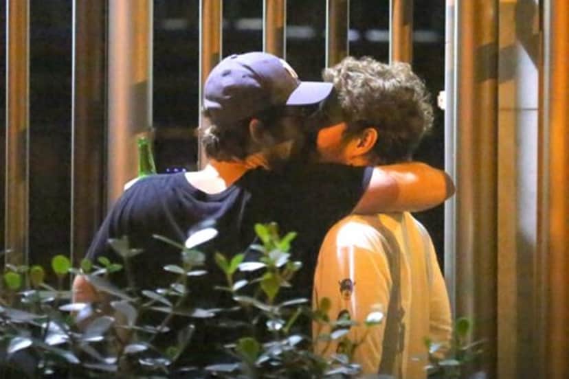 O ator da Globo Maurício Destrini e Gil Coelho protagonizam beijão O ator da Globo Maurício Destrini e Gil Coelho protagonizam beijão