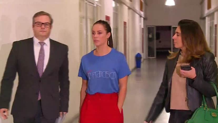 Paolla Oliveira é vista saindo da delegacia (Foto: Reprodução/TV Globo) Paolla Oliveira é vista saindo da delegacia (Foto: Reprodução/TV Globo)