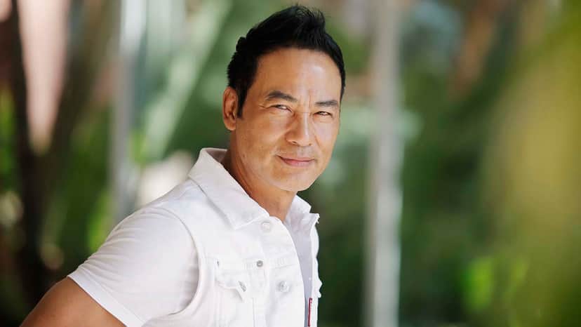 O ator Simon Yam foi esfaqueado e teve que ser socorrido as pressas (Foto: Reprodução) O ator Simon Yam foi esfaqueado e teve que ser socorrido as pressas (Foto: Reprodução)