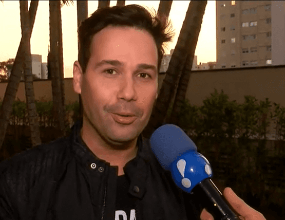 Peões tomam banho na área externa da sede em A Fazenda 11 Peões tomam banho na área externa da sede em A Fazenda 11