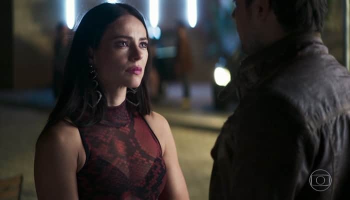 Vivi (Paolla Oliveira) vai causar choque ao fugir com Chiclete (Sergio Guizé) após casamento frustrado em A Dona do Pedaço (Foto: Reprodução/Globo) Vivi (Paolla Oliveira) vai causar choque ao fugir com Chiclete (Sergio Guizé) após casamento frustrado em A Dona do Pedaço (Foto: Reprodução/Globo)