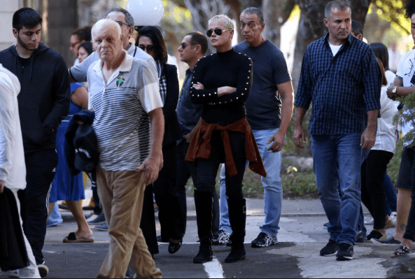 Xuxa e Marlene Mattos vão enterro de amigo (Foto: Roberto Filho) Xuxa e Marlene Mattos vão enterro de amigo (Foto: Roberto Filho)